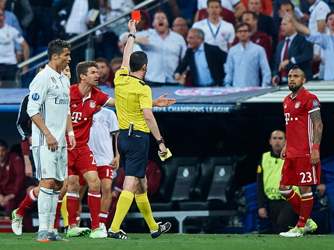 Ba ngôi sao Bayern xông vào phòng riêng chửi rủa trọng tài