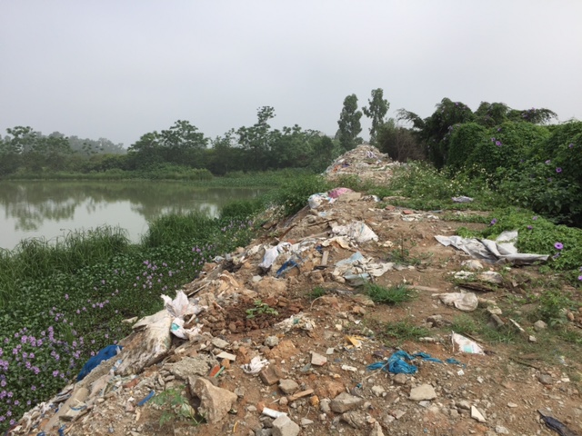 Phế thải chất đống tại địa bàn phường Phú Lương, Hà Đông
