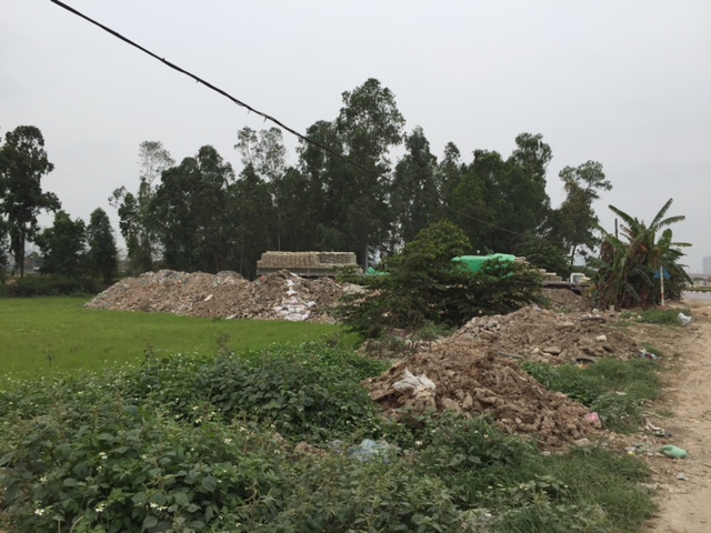 Tại khu vực phường Kiến Hưng, bãi phế thải lớn được san lấp, tận dụng mặt bằng để kinh doanh vật liệu xây dựng
