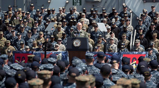 Phó Tổng thống Mỹ phát biểu với hàng nghìn binh sĩ trên boong tàu sân bay USS Ronald Reagan đang neo đậu tại Yokosuka, Nhật Bản