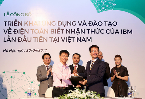 Ông Nguyễn Trọng Huấn, Chủ tịch Hội đồng Quản trị của Five9 và ông Trần Nguyên Vũ - Giám đốc Nhóm các giải pháp và phần mềm, IBM Việt Nam ký kết bàn giao dự án