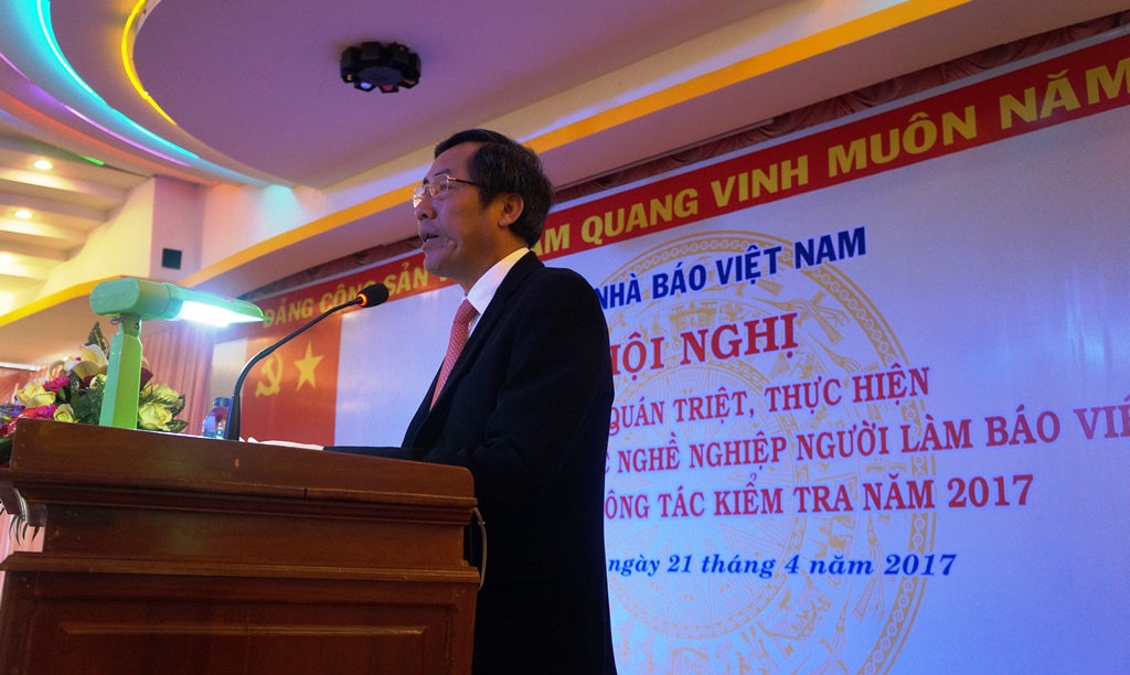 đ/c Thuận Hữu, Ủy viên Trung ương Đảng, Chủ tịch Hội Nhà báo Việt Nam phát biểu tại hội nghị.