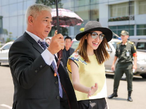 Hoa hậu Hong Kong được dàn vệ sĩ hộ tống ở sân bay Tân Sơn Nhất