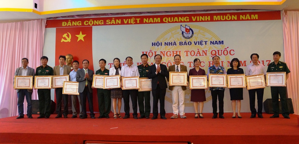 Lãnh đạo Hội Nhà báo Việt Nam trao tặng Bằng khen cho các đơn vị, cá nhân