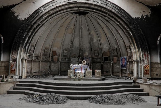 Kiên cố: Khu vực làm lễ trong một nhà thờ ở Qaraqosh, phía nam Mosul, Iraq. Đây là khu vực giao tranh dữ dội giữa chính phủ Iraq và tổ chức Nhà nước Hồi giáo tự xựng (IS) trong nhiều tháng qua. Ảnh: Reuters.