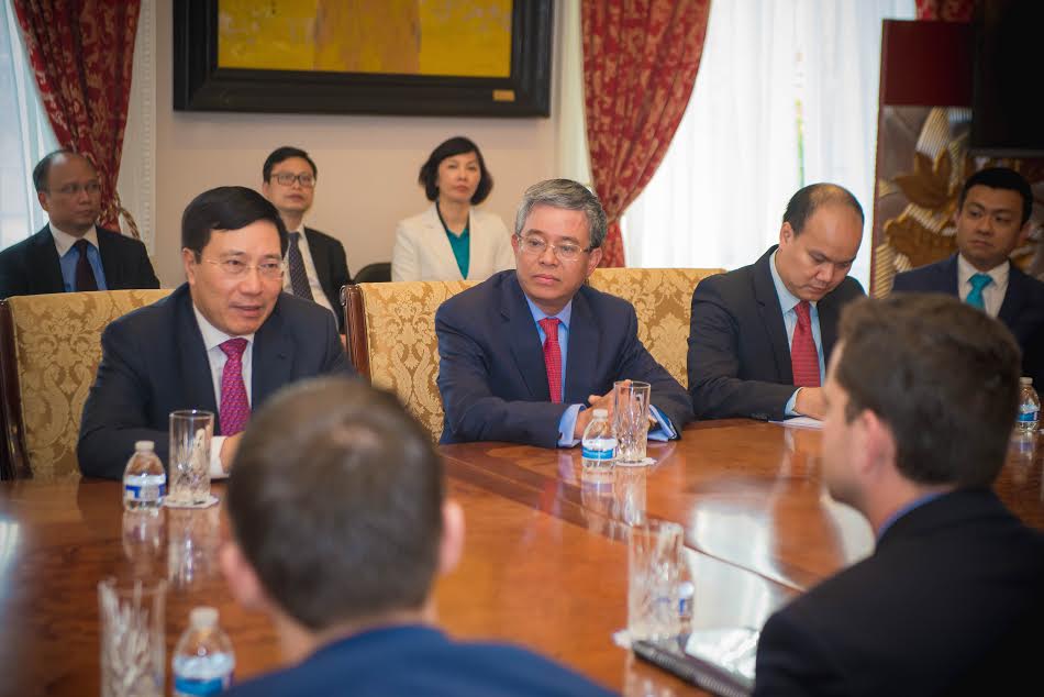 Phó Thủ tướng, Bộ trưởng Bộ Ngoại giao Phạm Bình Minh gặp gỡ các trợ lý các nghị sĩ Mỹ