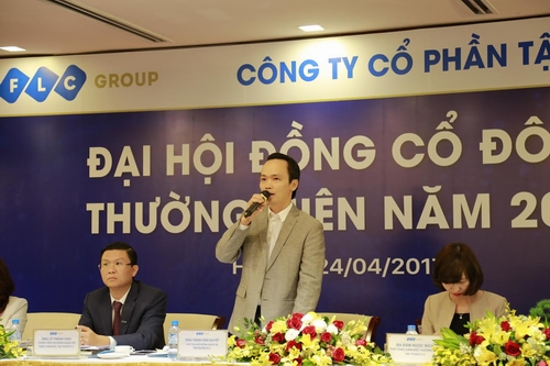 Ông Trịnh Văn Quyết, Chủ tịch Hội đồng quản trị giải đáp câu hỏi của cổ đông.