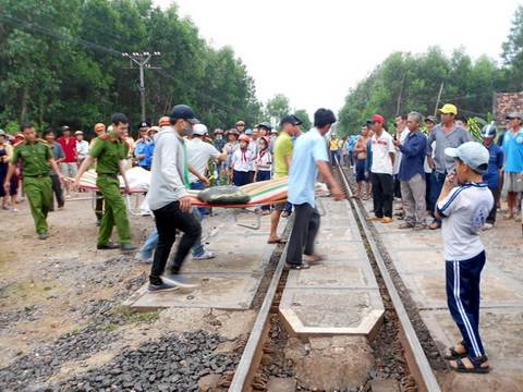 Hiện trường vụ tàu hỏa tông xe Innova làm 4 người chết ở Bình Định