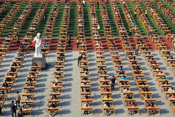 Ngày nay nhiều học sinh Trung Quốc phải ngồi giữa sân làm bài thi