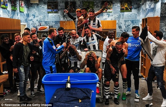 Cầu thủ Newcastle ăn mừng chiến tích trở lại Premier League