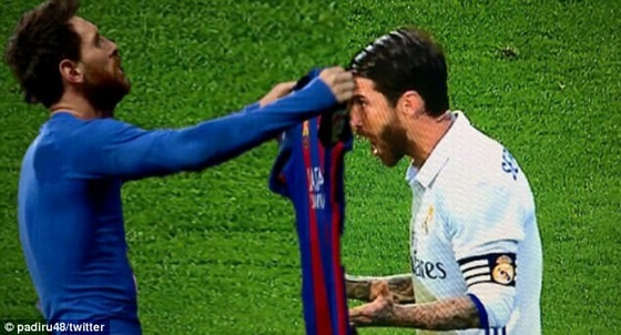 Messi giơ áo đấu để Ramos nhìn cho rõ tên tuổi của mình!