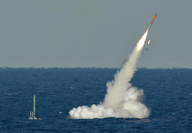 Tên lửa Tomahawk có tầm bắn từ 1.700-2.500 km tùy phiên bản, mang theo đầu đạn nặng 450 kg. Đầu tháng 4, Hải quân Mỹ đã phóng 59 tên lửa loại này vào một sân bay của quân đội Syria. Ảnh: Foxtrotalpha.  