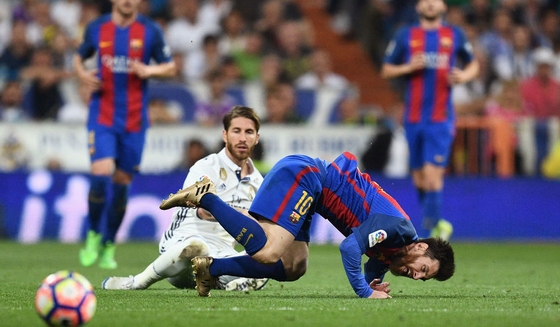 Ramos chỉ bị treo giò 1 trận sau pha triệt hạ Messi!