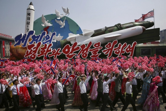 Màn diễu binh hoành tráng hôm 15/4. Ngày hôm qua (25/4), không có bất kỳ màn khoe diễn vũ khí nào của Triều Tiên