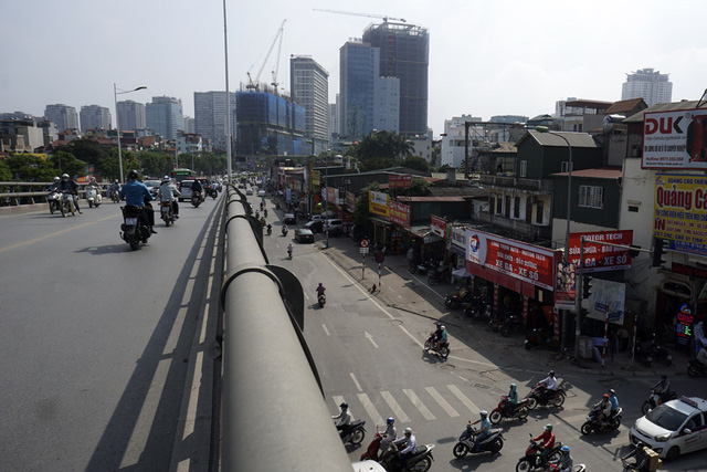 Ở giữa cầu vượt Láng Hạ, dễ dàng bao quát không gian tuyến đường Lê Văn Lương với hình ảnh chen chúc hàng chục tòa nhà chung cư.