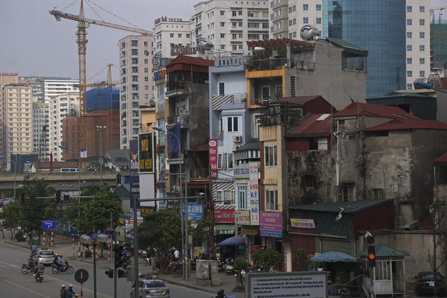 Dọc đường Lê Văn Lương và Tố Hữu nhìn đâu cũng thấy chung cư cao tầng. Trục đường này nối liền các quận Cầu Giấy, Thanh Xuân, Nam Từ Liêm, Hà Đông.