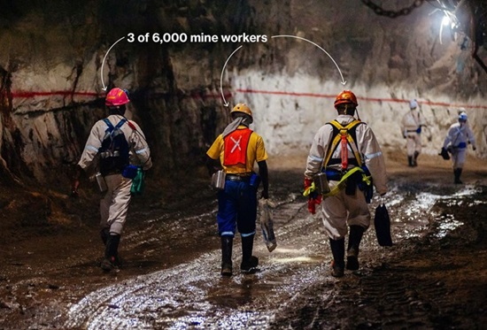 Là một trong những mỏ vàng lớn nhất thế giới, mỏ vàng South Deep được hình thành từ một hồ cổ, nằm sâu 3 km dưới lòng đất đá. Có khoảng 6.000 công nhân đang làm việc tại đây.