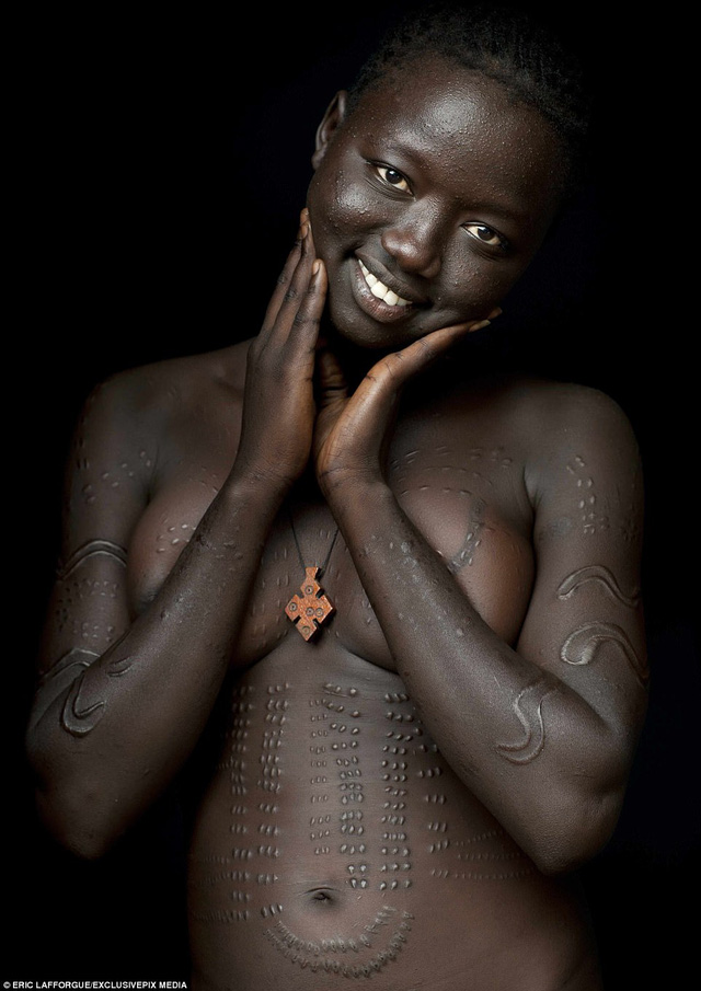 Dựng tóc gáy với nghi lễ trưởng thành của bé gái ở bộ lạc châu Phi