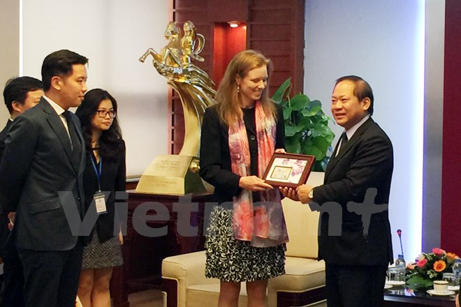 Bộ trưởng Trương Minh Tuấn tặng quà lưu niệm cho đại diện cấp cao của Facebook. (Ảnh: T.H/Vietnam+)