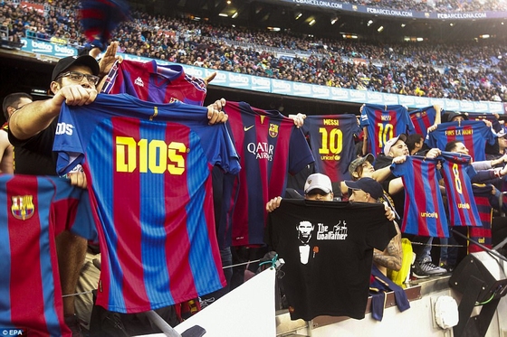 Tri ân Messi ghi 500 bàn, CĐV Barca tái hiện màn ăn mừng &quot;phơi áo&quot;!