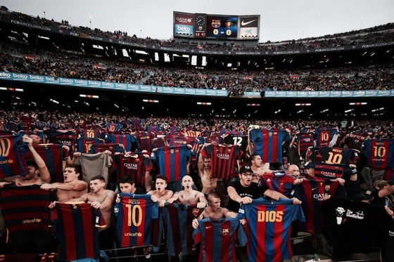 Người hâm mộ Barcelona tái hiện pha ăn mừng của Messi mỗi khi anh ghi bàn ở trận gặp Osasuna