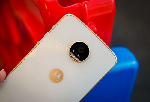 Motorola Moto Z Play: Được biết đến như là một thiết bị có giá rẻ nhất và cấu hình trung bình nhất trong số những smartphone mang thương hiệu Motorola. Tuy nhiên, Moto Z Play lại gây “choáng váng” cho nhiều người khi biết rằng nó không chỉ sở hữu tuổi thọ “đáng nể” nhất trong số các phiên bản smartphone dòng Z mà còn dẫn đầu các thiết bị cầm tay mà các chuyên gia đã tiến hành nghiên cứu vào năm 2016. Được trang bị pin 3510mAh nhưng tuổi thọ pin của Moto Z Play là 23 giờ và 3 phút, nghĩa là gần 02 ngày sử dụng. Ngoài ra, người dùng còn có thể sử dụng thêm các phụ kiện Moto Mods khác cho máy, hỗ trợ chụp nhanh, kết nối máy chiếu hoặc bổ sung thêm dung lượng pin. Bộ phận tương tác Z Force của smartphone này cũng không đến nỗi “tệ” với thời gian phát lại video là 16 giờ và 32 phút.