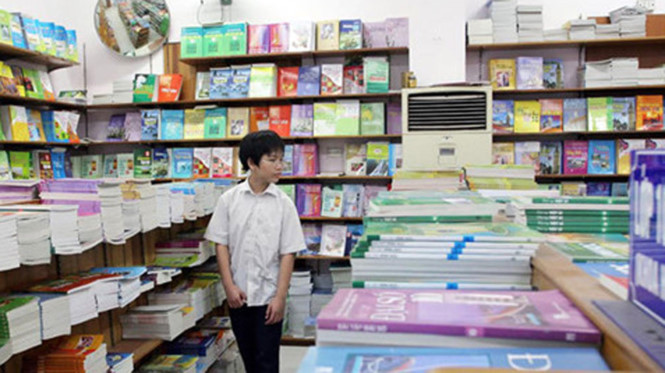Phụ huynh bất bình khi học sinh bị ép phải mua sách giáo khoa tại trường