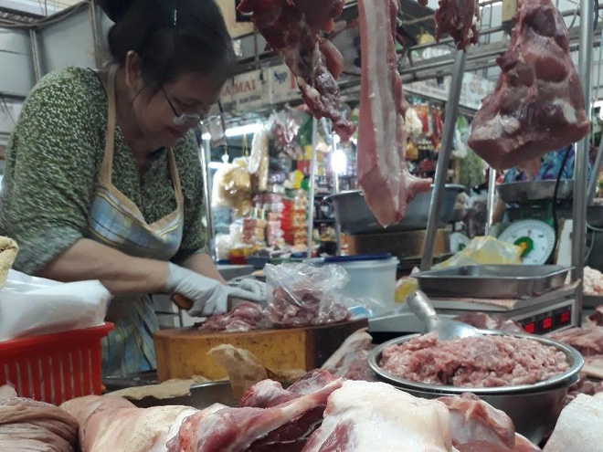 Các hộ nông dân đã tăng đàn để xuất khẩu sang thị trường Trung Quốc bất chấp các cảnh báo rủi ro, khiến nguồn cung thịt lợn nội địa vượt quá nhu cầu trong nước