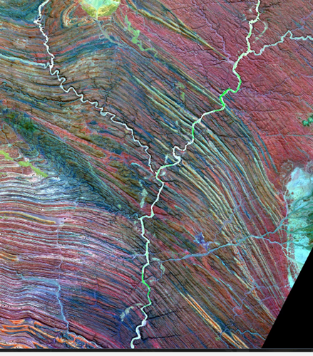 Kế đến là một vết nứt hình chữ Y khổng lồ do hiện tượng đứt gãy địa chất tạo nên, xung quanh là nền đá thạch màu xói mòn, tạo nên tuyệt tác tự nhiên ấn tượng khó tả mà NASA chụp được từ không gian. Nguồn ảnh: Space. 