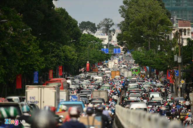 Lúc 16h30, tại khu vực Lăng  Cha Cả, phường 4, quận Tân Bình, tình trạng kẹt xe trở nên nghiêm trọng cả trên cầu vượt lẫn các hướng dẫn đến vòng xoay.