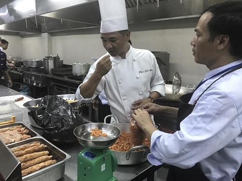 Vua đầu bếp Phạm Tuấn Hải có mặt tại không gian ẩm thực để kiểm duyệt chất lượng sản phẩm trước khi chế biến chính thức.