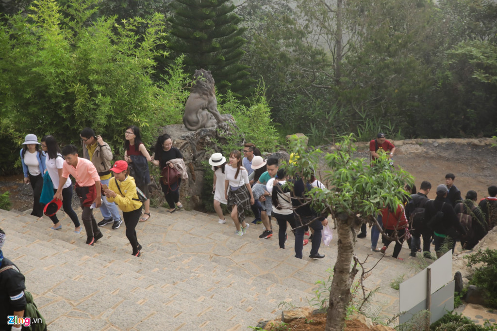 Sáng 29/4 hàng trăm bạn trẻ đổ về ngôi chùa Linh Quy Pháp Ấn (xã Lộc Thành, huyện Bảo Lâm, Lâm Đồng), nơi từng là địa điểm quay video MV 