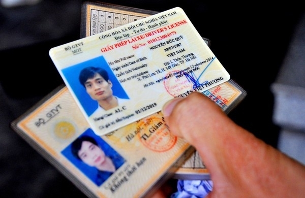Bỏ quy định bắt buộc người dân đổi giấy phép lái xe sang thẻ PET