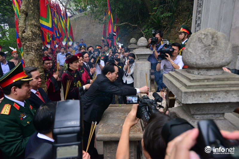 Chủ tịch nước Trần Đại Quang làm lễ dân hương tại đền Thượng.