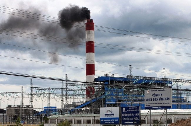 Nhà máy nhiệt điện Vĩnh Tân 2 (do nhà đầu tư Trung Quốc thực hiện) từ khi vận hành đã gây phát tán bụi, ảnh hưởng đến môi trường xung quanh. Ảnh: 