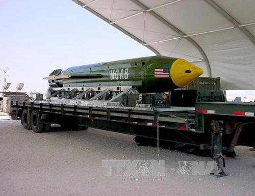Một quả bom GBU-43/B (MOAB) tại Trung tâm quân bị của lực lượng không quân Eglin ở Florida, Mỹ. EPA/TTXVN