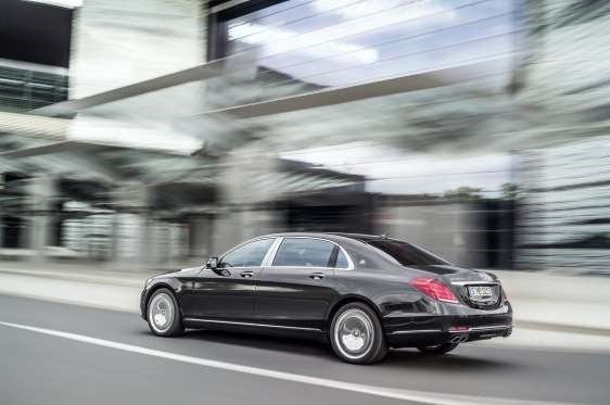 Mercedes-Benz S-Class được đánh giá là mẫu sedan tiện nghi bậc nhất, có công nghệ hiện đại nhất trong phân khúc xe có mức giá dưới 100.000 USD. Trong đó, phiên bản dẫn động 2 cầu đắt hơn phiên bản tiêu chuẩn khoảng 1.350 USD.