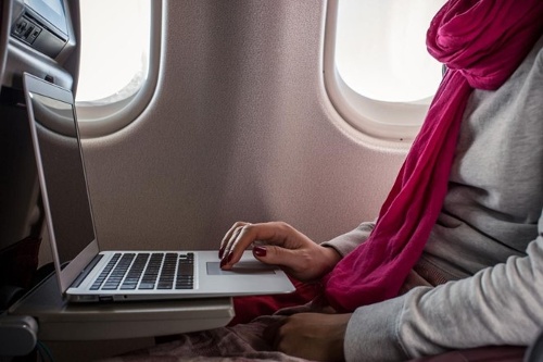 Laptop và các thiết bị điện tử bị cấm mang theo trong hành lý xách tay đến Mỹ và Anh từ một số nước Trung Đông. Ảnh: Yahoo.