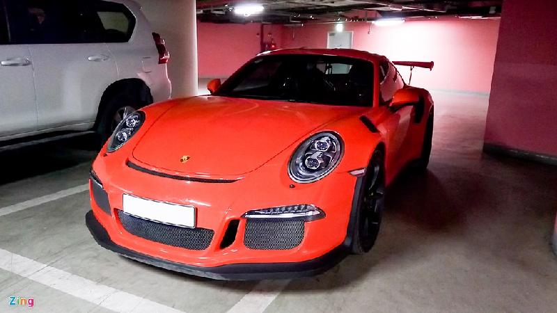 Siêu xe Porsche 911 GT3 RS được giới thiệu lần đầu tại triển lãm ôtô quốc tế Geneva 2015. Đây là chiếc xe vừa sử dụng được trên đường công cộng nhưng cũng phù hợp với đường đua.