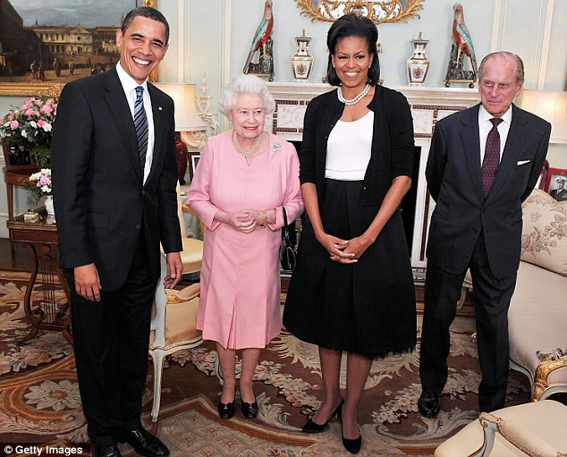 Cựu Tổng thống Barack Obama và phu nhân Michelle Obama tới thăm Nữ hoàng Elizabeth II trong chuyến công du tới Anh đầu tháng 4/2009. Ảnh: 