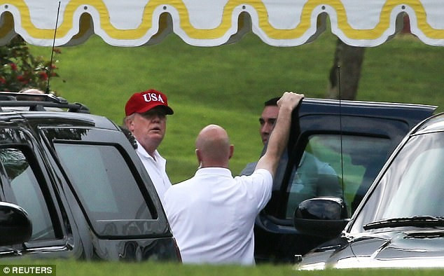 Ông Trump tại sân golf trong khu nghỉ dưỡng Mar-a-Lago hôm 9/4. Ảnh: 