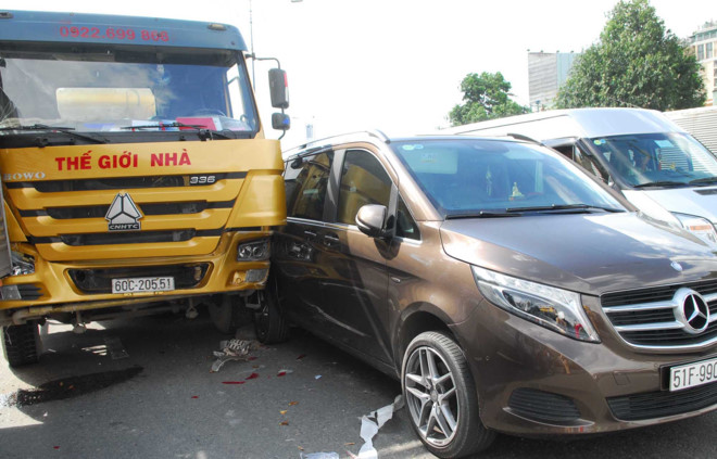 6 ôtô tông nhau liên hoàn ở Sài Gòn