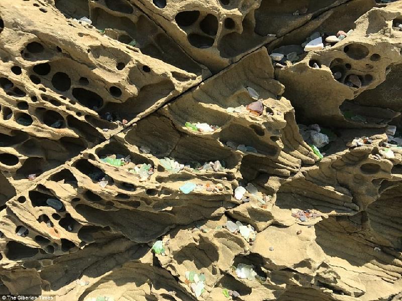Tuy nhiên, các chuyên gia đang cảnh báo rằng bãi biển lấp lánh “những viên đá quý” đầy màu sắc này có nguy cơ sẽ biến mất trong vòng chưa đầy một thế hệ nữa. Ảnh: 