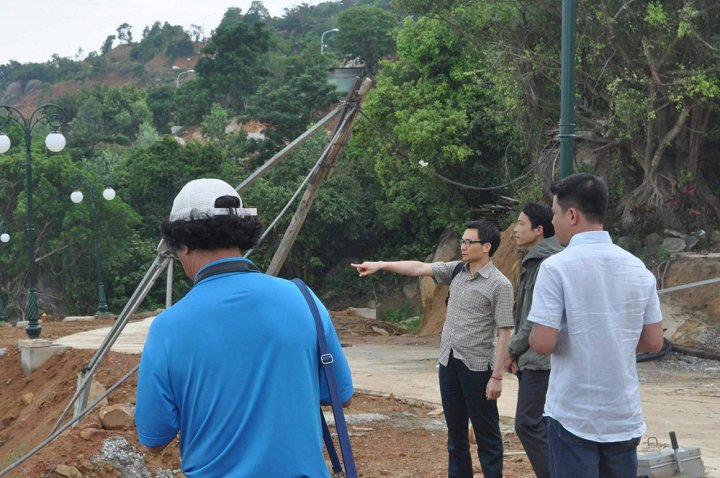  Phó Thủ tướng Vũ Đức Đam và một số chuyên gia đã khảo sát rất kỹ khu vực bán đảo Sơn Trà.