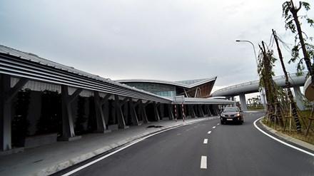 Thực hiện quyết định của Bộ Giao thông vận tải, phê duyệt điều chỉnh quy hoạch Cảng HKQT Đà Nẵng giai đoạn 2020 và định hướng 2030, Cảng HKQT Đà Nẵng được quy hoạch là Cảng HKQT dùng chung giữa dân dụng và quân sự. Về dân dụng, Cảng HKQT Đà Nẵng được quy hoạch là cảng hàng không cấp 4E theo quy định của Tổ chức hàng không dân dụng quốc tế. Về quân sự là sân bay cấp 1.