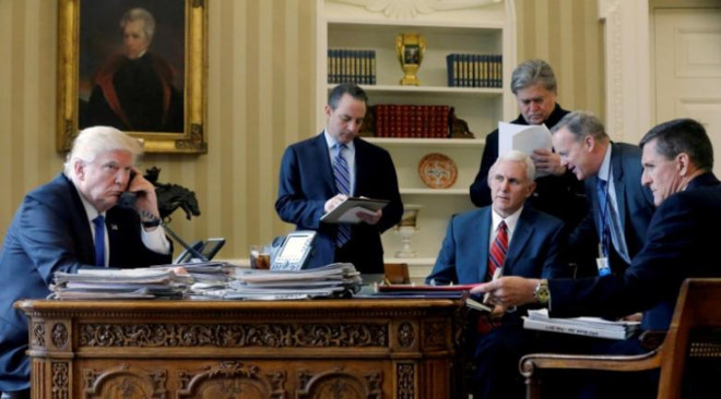 Tổng thống Donald Trump và đội ngũ trong Phòng Bầu dục ở Nhà Trắng. Ảnh: Reuters.