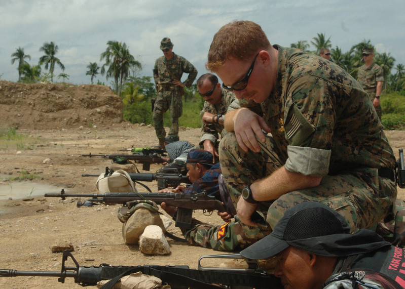 Đặc nhiệm Thủy quân lục chiến Mỹ hướng dẫn cách bắn súng M16 cho đặc nhiệm Philippines trong đợt huấn luyện chung. Ảnh: Flickr.