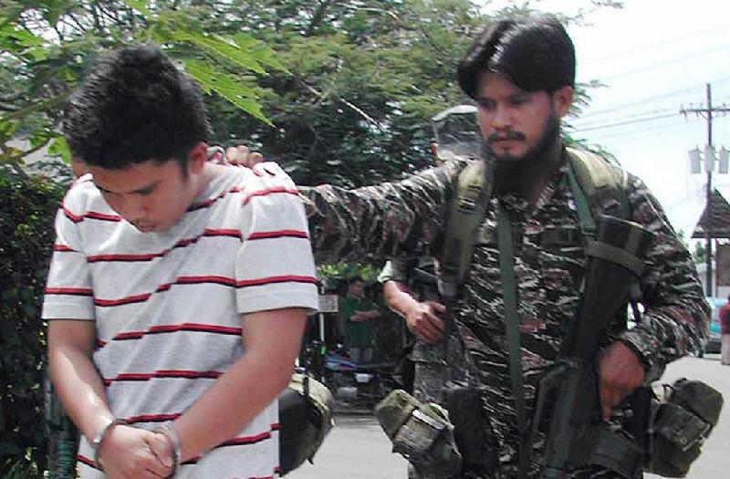 Đặc nhiệm Philippines di lý một thành viên của tổ chức Abu Sayyaf trong chiến dịch trấn áp khủng bố vào năm 2003. Ảnh: Getty.