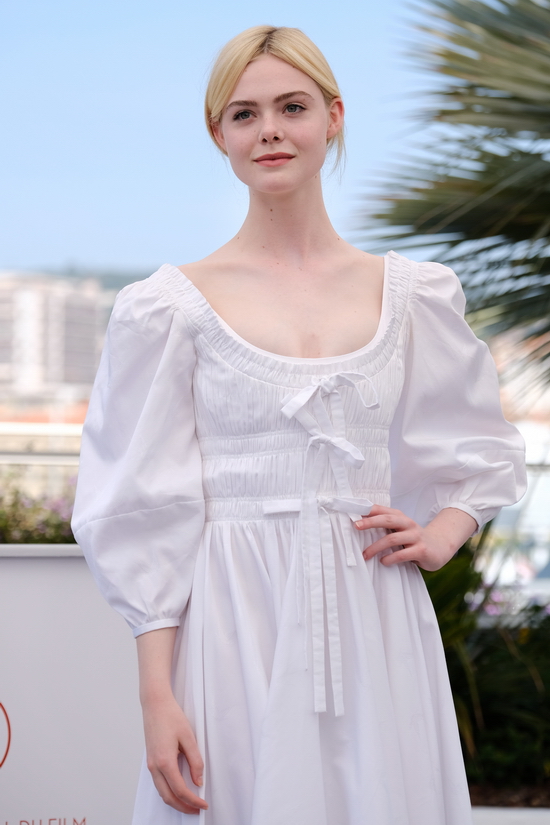 Trong buổi công chiếu Những Kẻ Khát Tình, nét đẹp thanh thuần của Elle Fanning đã được tôn lên bằng thiết kế với màu trắng đơn sắc trong bộ sưu tập Pre-fall năm 2017 của nhà mốt Alexander McQueen