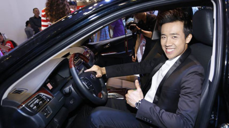 Là một ngôi sao hạng A của showbiz Việt, MC Trấn Thành hiện đang sở hữu chiếc Mercedes-Benz S400L được anh tậu vào năm 2015. Trước khi ‘bén duyên’ với thương hiệu ngôi sao 3 cánh, anh còn sở hữu cho mình chiếc Toyota Sienna.